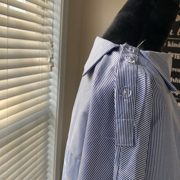 Women’s size M blue long sleeve button shoulder loose fitting top - Picture 3 of 4